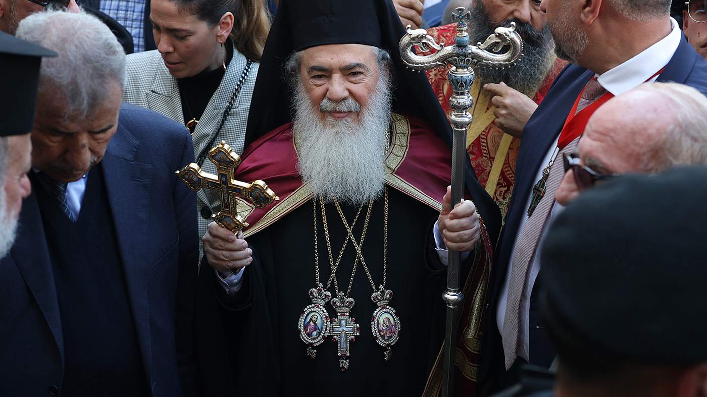 Патриарх греческой православной церкви Иерусалима Феофил III во время празднования Сочельника по восточному календарю в городе Вифлееме на Западном берегу, 6 января 2026 года. Фото: Atef Safadi / EPA