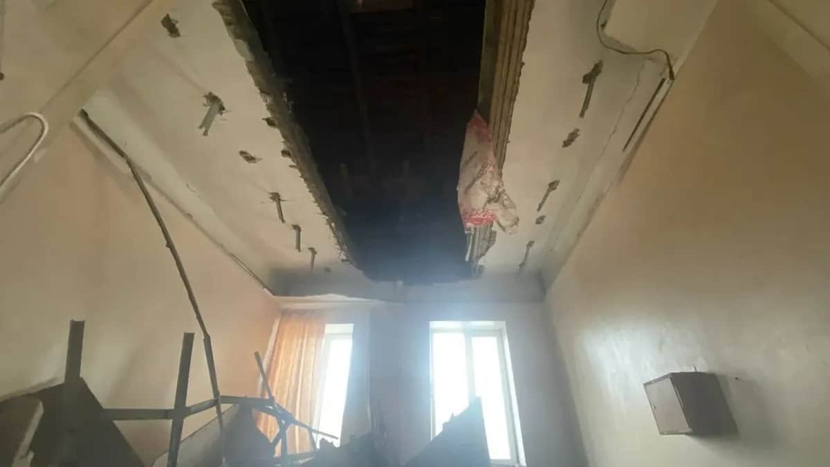 Больничная палата после обрушения крыши и потолка. Фото: «Новая газета» / соцсети