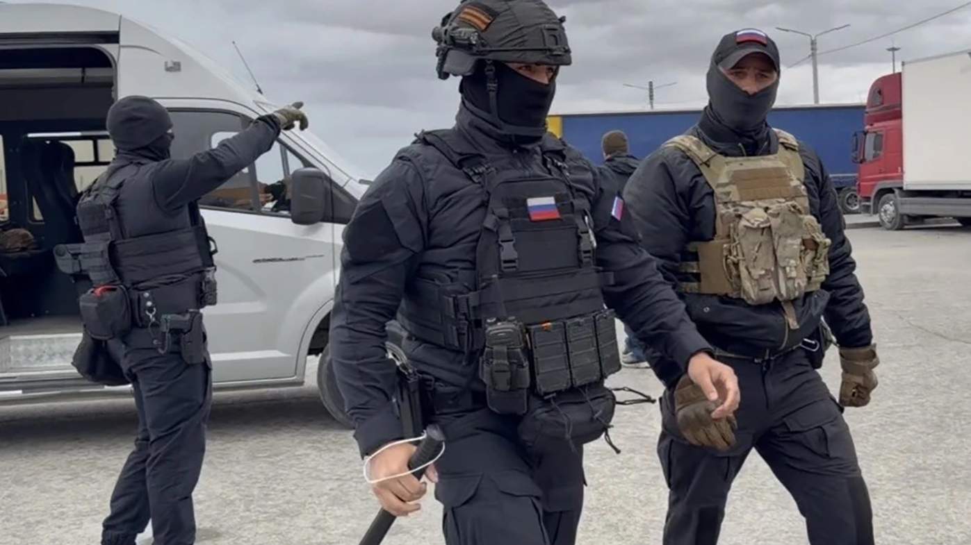 Представители силовых структур, участвующие в миграционном рейде. Фото: rosguard.gov.ru