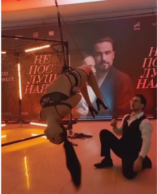 Перфоманс на Премьере фильма «Непослушная» в кинотеатре Октябрь. Фото: Instagram