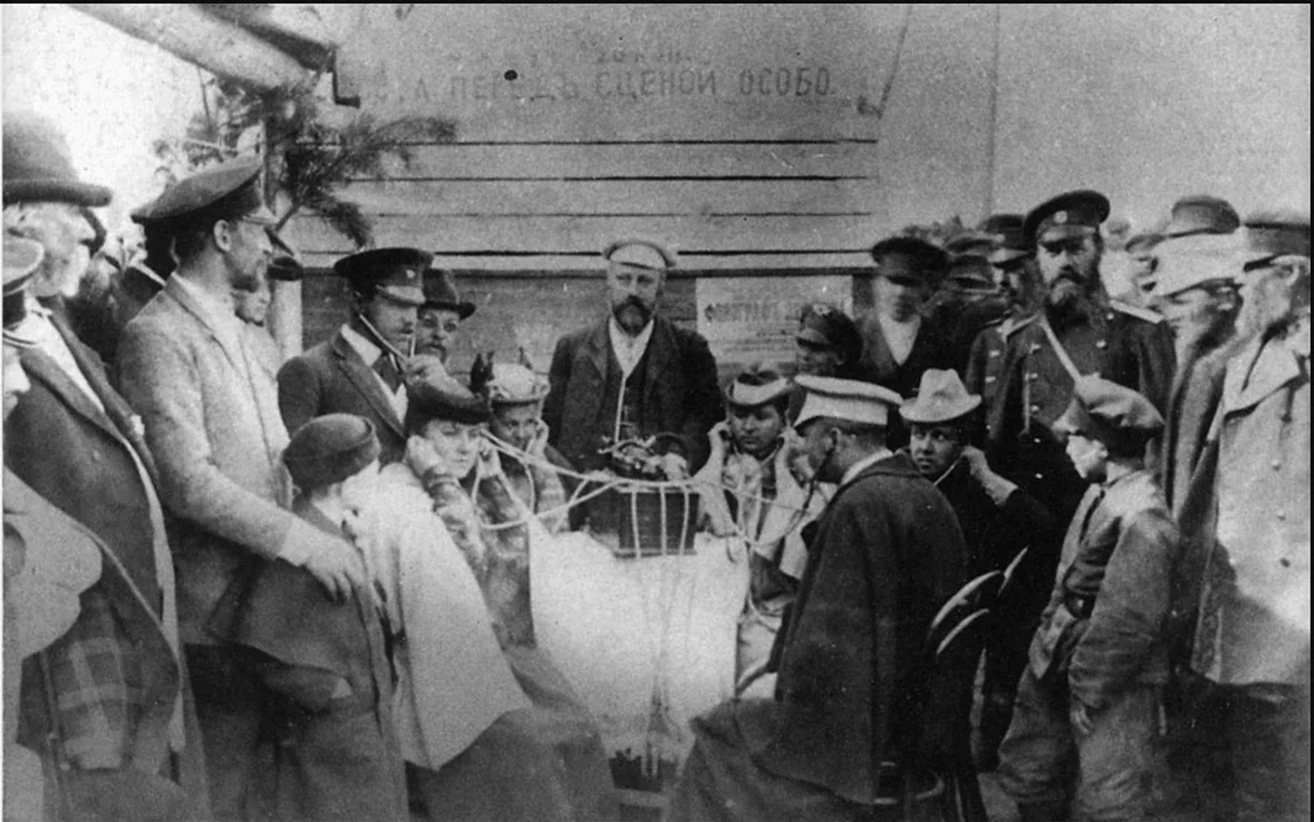 Демонстрация фонографа. Люди слушают запись через слуховые трубки — предшественники наушников, 1896 год, Ново-Николаевск. Фото: Wikimedia