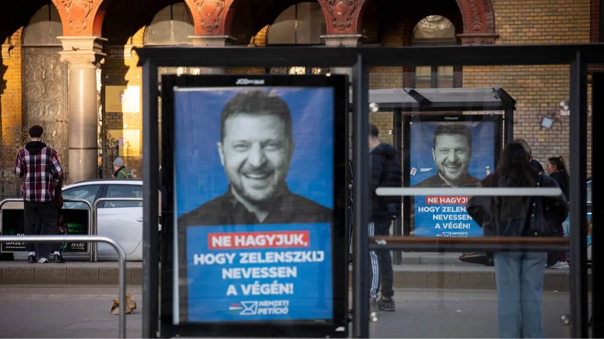 Агитационные плакаты «Мы не дадим Зеленскому смеяться последним!» на улице Будапешта перед парламентскими выборами, 14 марта 2026 года. Фото: Denes Erdos / AP / Scanpix / LETA