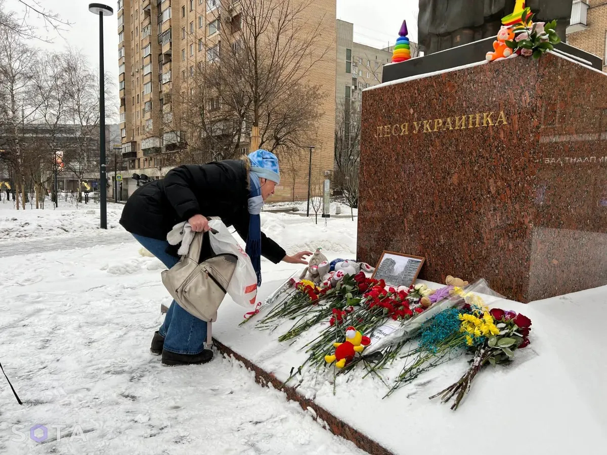 Стихийный мемориал у памятника поэтессе Лесе Украинке. Фото: SOTA