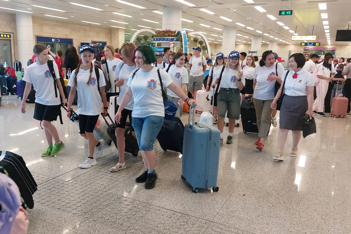 Участники поездки в аэропорту Пхеньяна. Фото: Посольство России в КНДР