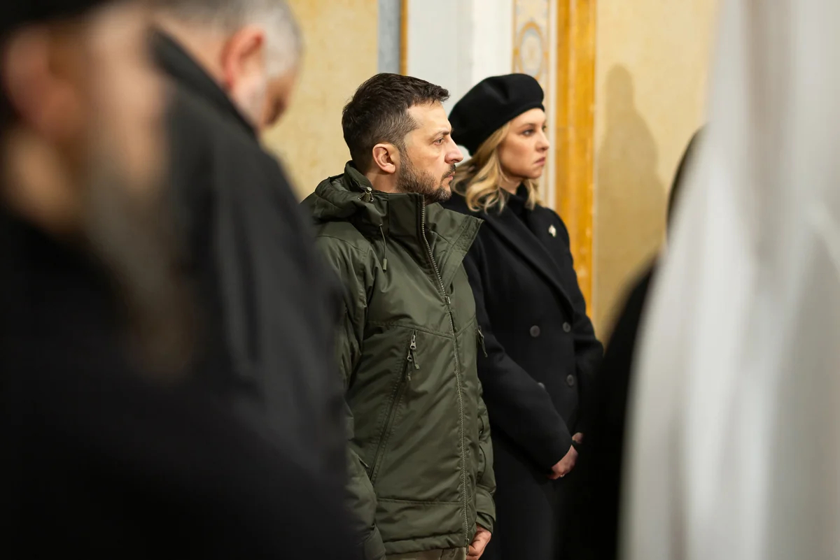 Владимир и Елена Зеленские во время службы в память о жертвах голода Голодомора в Успенском соборе Киево-Печерской Лавры, Киев, Украина, 23 ноября 2024 года. Фото: Офис Президента Украины
