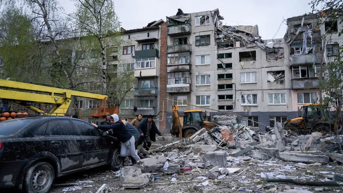 Жилой дом в Славянске после ракетного обстрела российских войск. 14 апреля 2023 года. Фото: Ashley Chan/SOPA Images/LightRocket via Getty Images