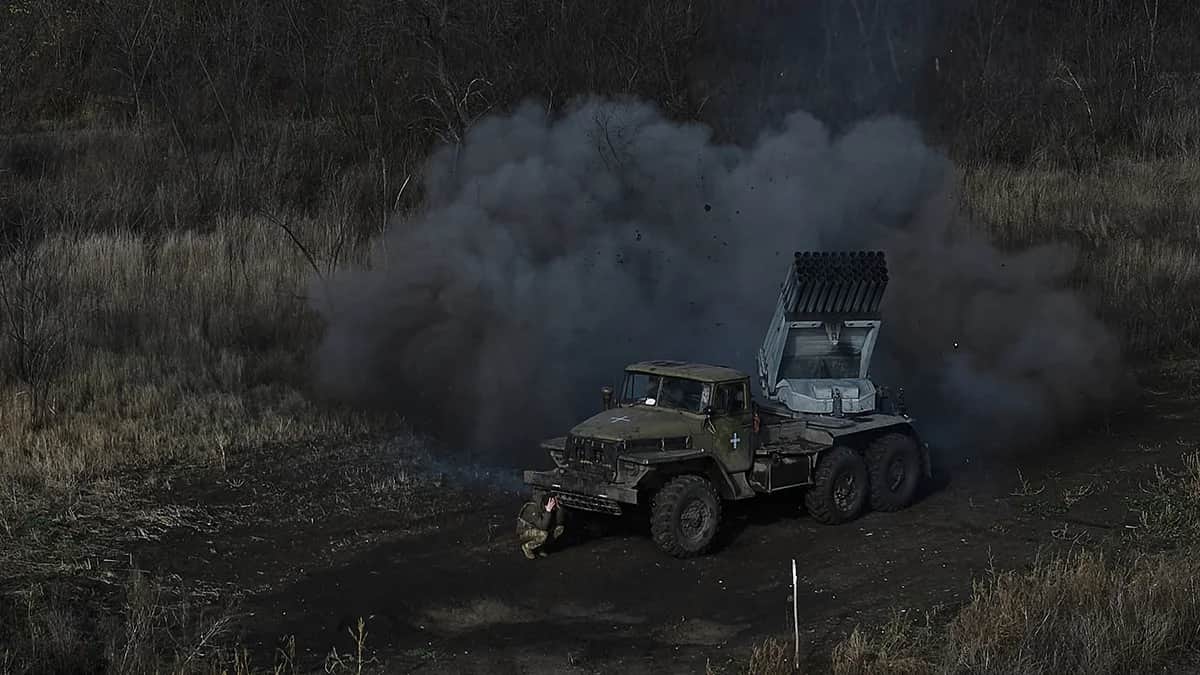 Украинские солдаты обстреливают российские позиции из реактивной системы залпового огня 3 ноября 2023 г. в Бахмутском районе Украины. Фото: Влада Либерова / Libkos / Getty Images