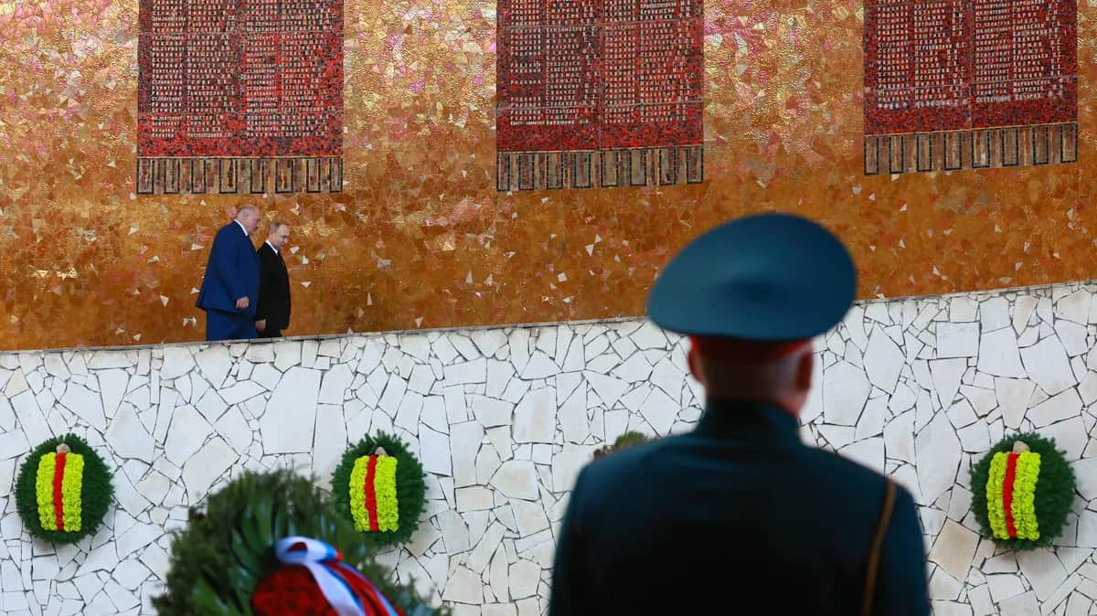 Vladimir Putin and Belarusian dictator Alexander Lukashenko visit the memorial to the Heroes of the Battle of Stalingrad in Volgograd, Russia, 29 April 2025. EPA-EFE/VLADIMIR SMIRNOV/SPUTNIK/KREMLIN POOL