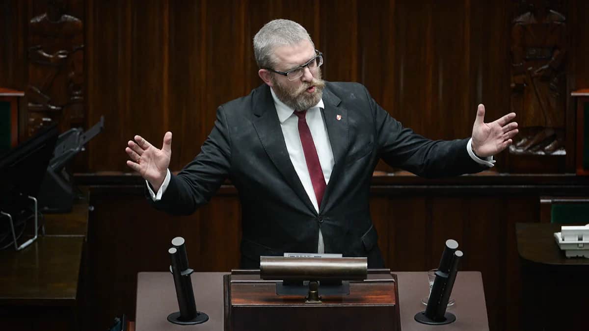 Депутат парламента Гжегож Браун из ультраправой партии «Конфедерация» выступает после того, как погасил ханукальные свечи огнетушителем в здании польского парламента в Варшаве, 12 декабря 2023 года. Фото: Marcin Obara / EPA-EFE