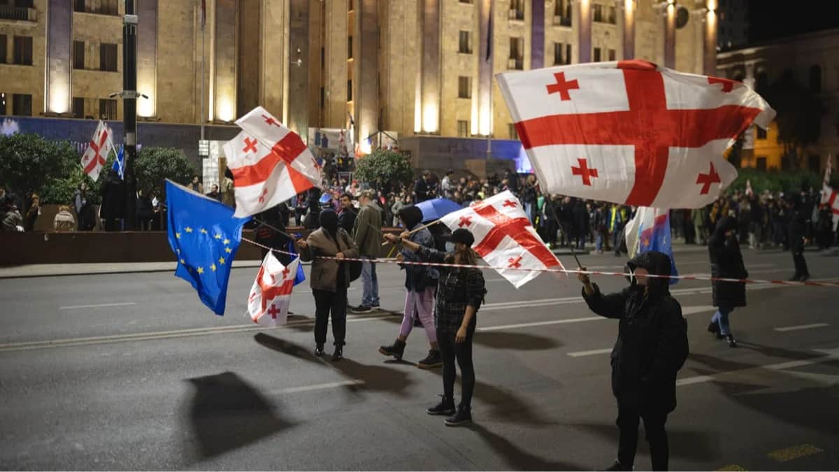 Акция протеста «Sanction Ivanishvili» у здания парламента, Тбилиси, Грузия, 19 октября 2025 года. Фото: Sébastien Canaud / NurPhoto / Shutterstock / Rex Features / Vida Press