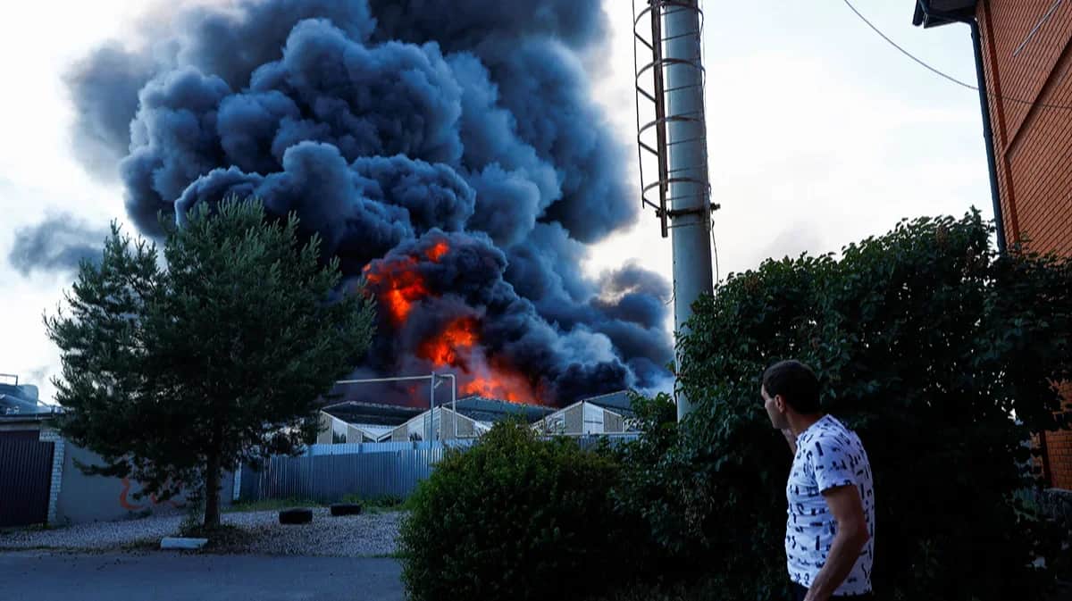 Smoke rises from the Epitsentr home improvement hypermarket following a Russian airstrike in Kharkiv, Ukraine, May 25, 2024. Photo: Valentyn Ogirenko / Reuters / Scanpix / LETA