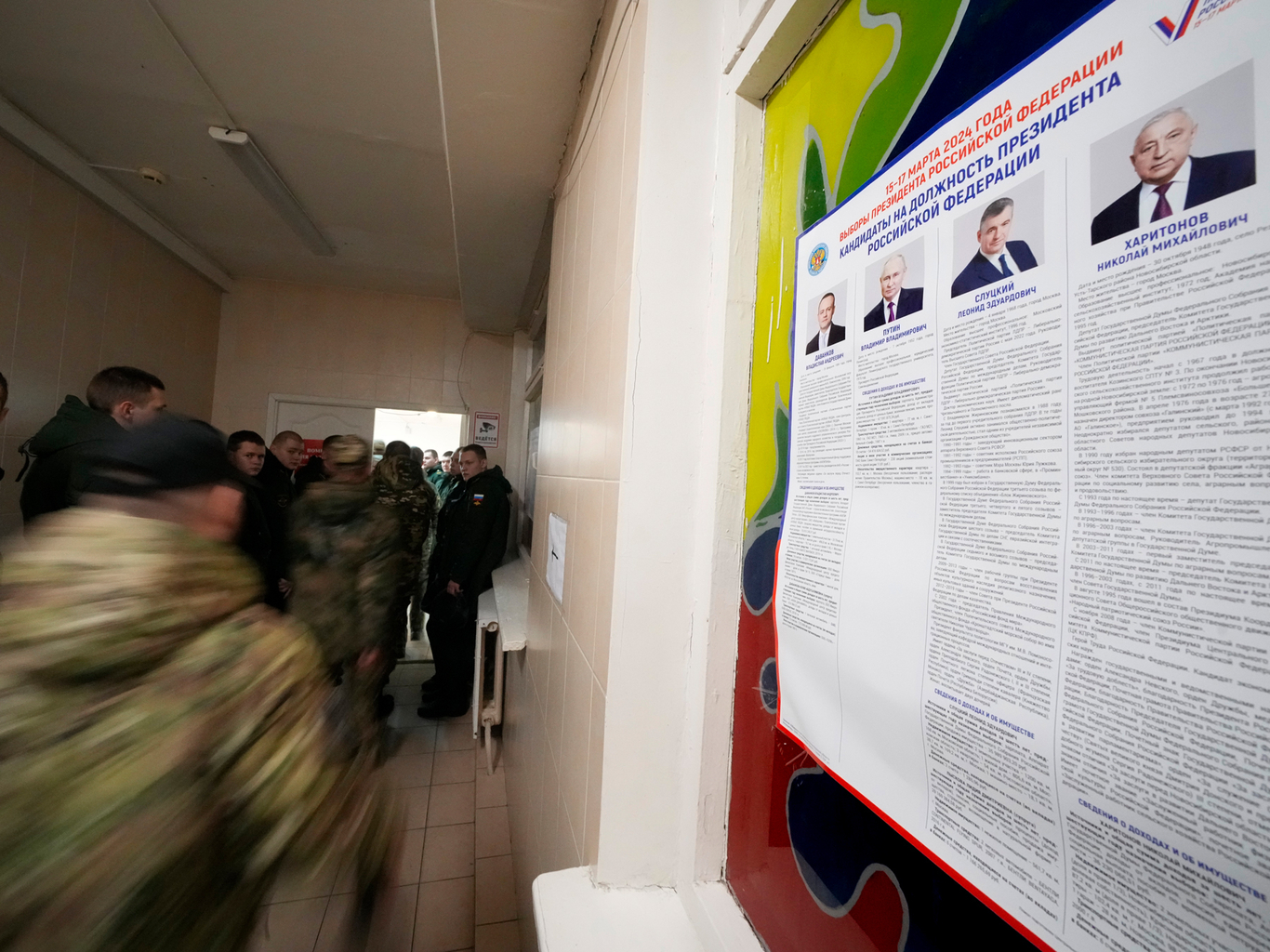 Плакат с кандидатами на избирательном участке во время выборов президента РФ. Санкт-Петербург. 15 марта 2024 года. Фото: Дмитрий Ловецкий / AP/ Scanpix / LETA