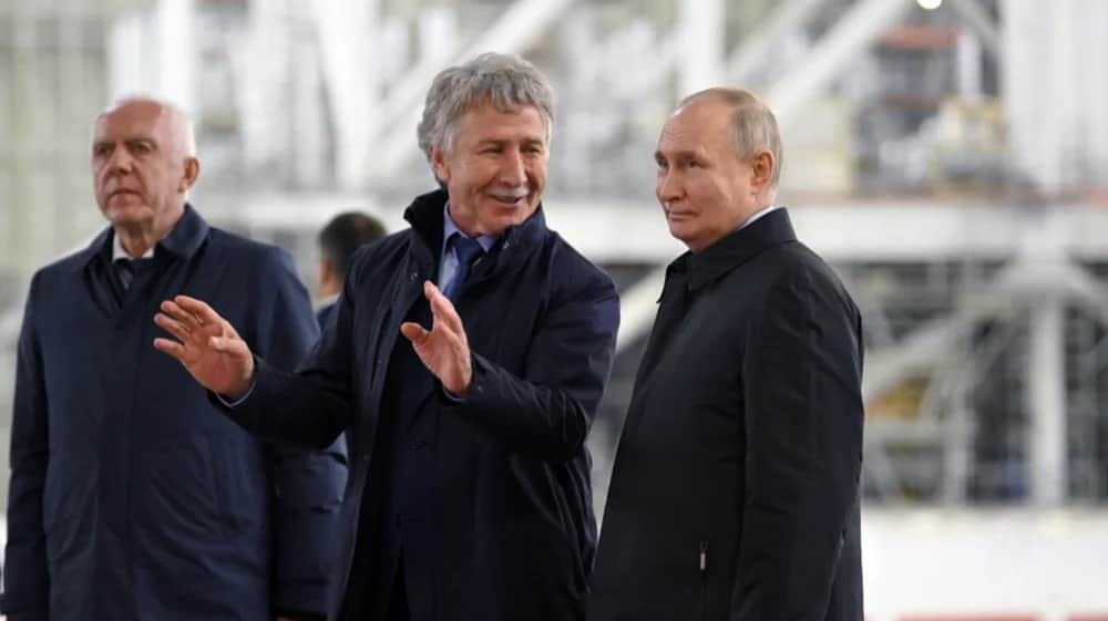 CEO of Russian gas company Novatek Leonid Mikhelson (centre) and Russian President Vladimir Putin in July 2023. Photo: EPA-EFE/ALEXANDER KAZAKOV / SPUTNIK / KREMLIN POOL