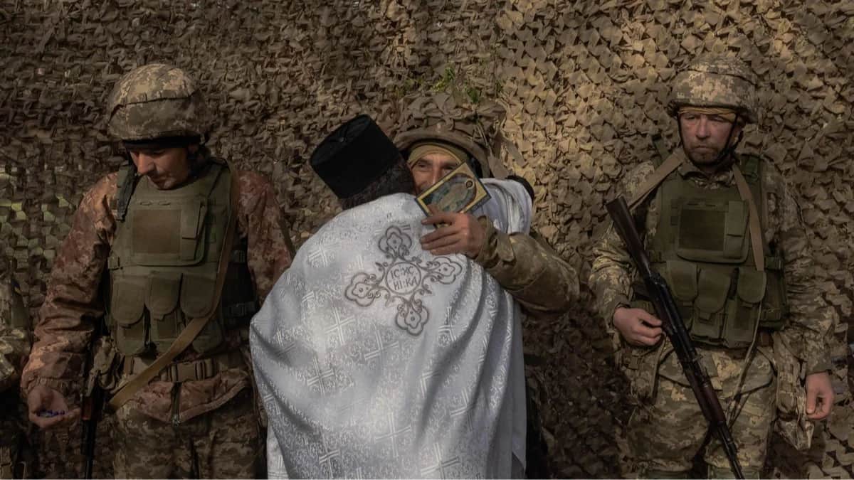 Священник и военнослужащие ВСУ во время молитвы в честь Пасхи в Харьковской области, Украина, 12 апреля 2026 года. Фото: Roman Pilipey / AFP / Scanpix / LETA
