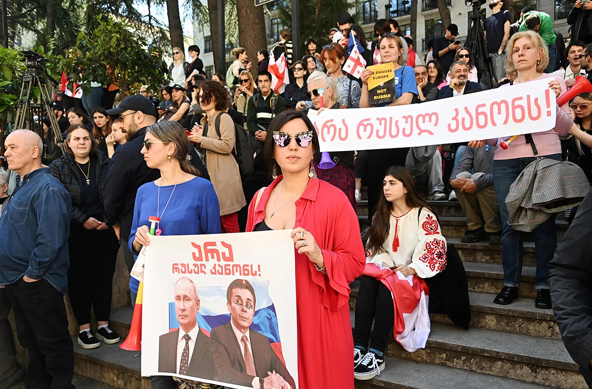 Участники акции протеста против закона об «иностранных агентах» у здания парламента, Тбилиси, 16 апреля 2024 года. Фото: Вано Шламов / AFP / Scanpix / LETA