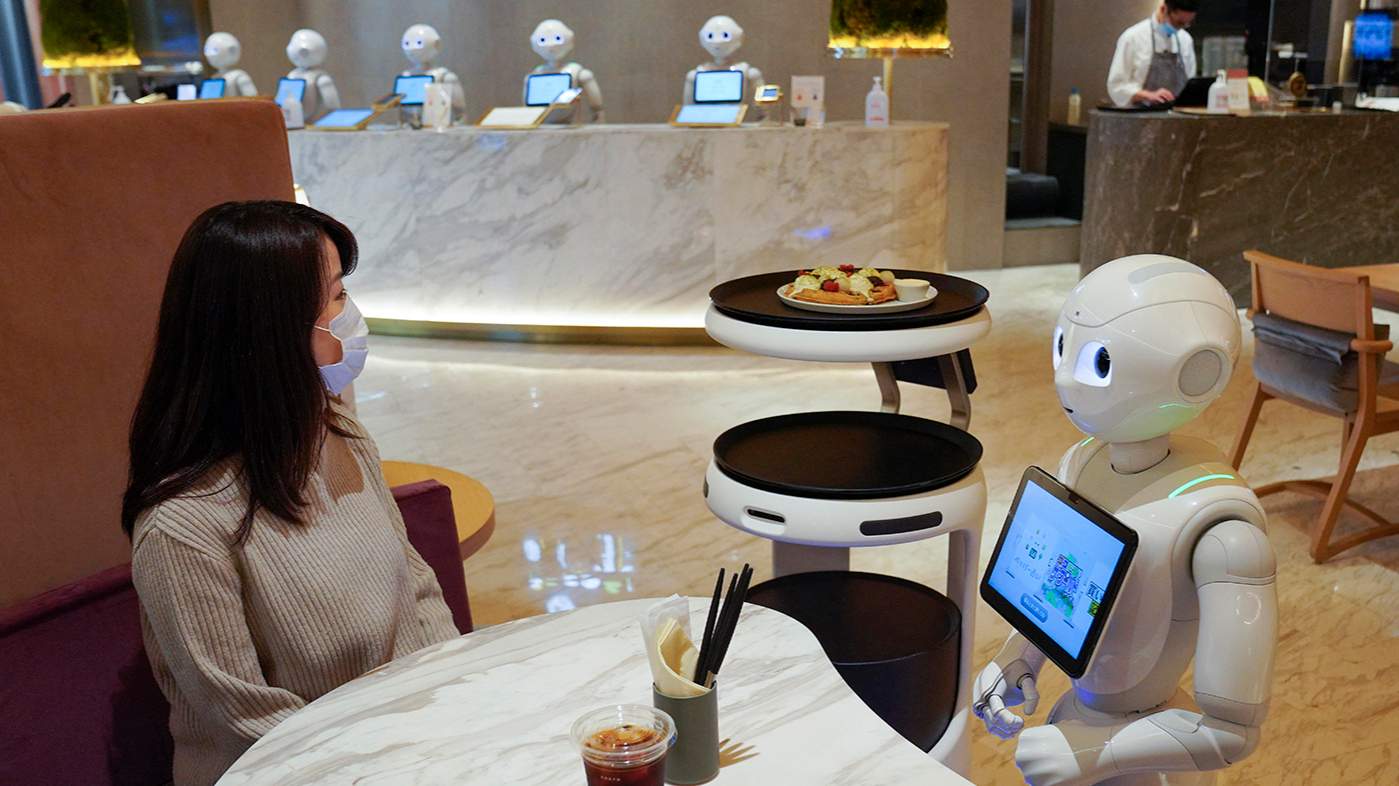 Робот принимает заказ от клиента в Pepper PARLOR, где роботы работают вместе с персоналом. Токио, Япония. 5 ноября 2020 года. Фото: Kimimasa Mayama / EPA