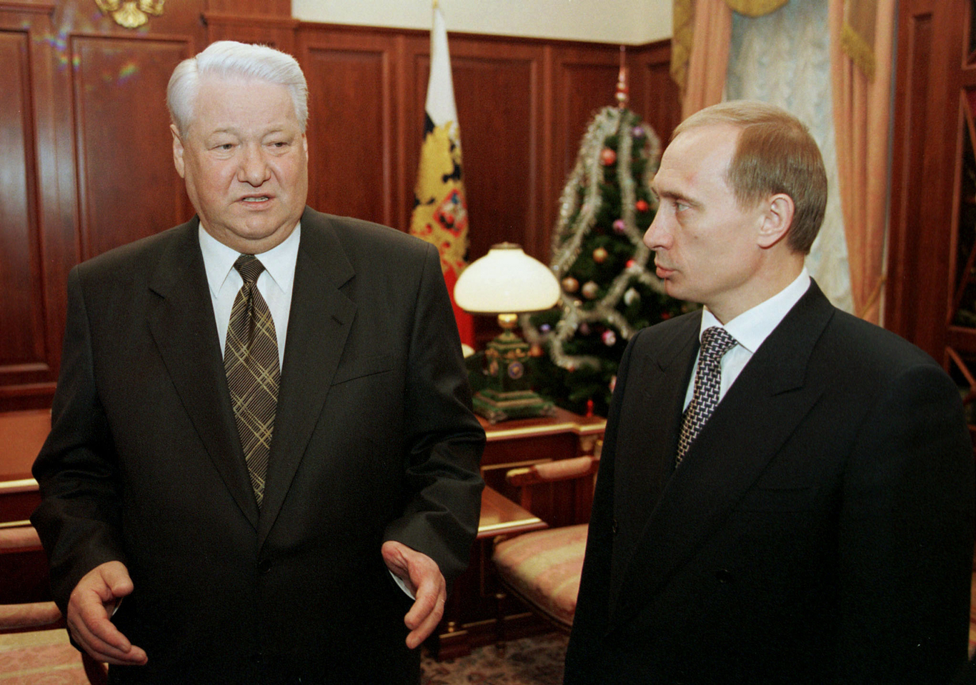 Президент России Борис Ельцин и председатель правительства Владимир Путин во время встречи в Кремле. Москва. 31 декабря 1999 года. Фото: Reuters / Scanpix / LETA