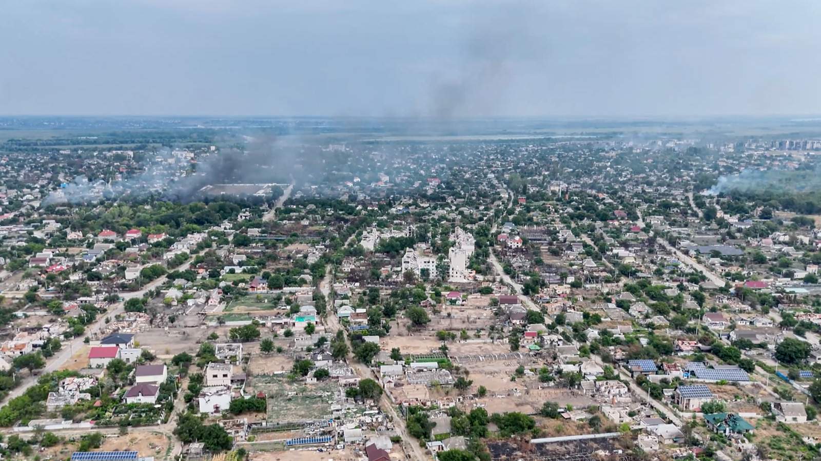 Дым над жилым кварталом. Олешки, Херсонская область, Украина. 22 сентября 2026 года. Фото: 34-я отдельная бригада морской пехоты ВМС Украины / AP / Scanpix / LETA