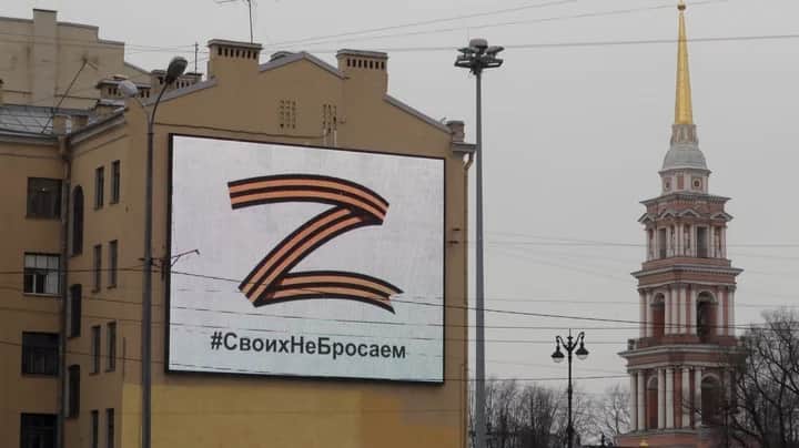 The pro-war symbol Z looms over St. Petersburg’s Ligovsky Prospekt. 7 March 2022. Photo: EPA-EFE / ANATOLY MALTSEV
