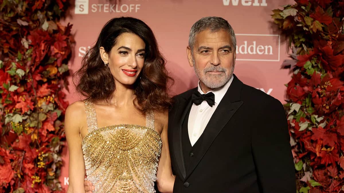 Джорж Клуни с женой на церемонии вручения премии Clooney Foundation For Justice Inaugural Albie Awards в Нью-Йоркской публичной библиотеке 29 сентября 2022 года в Нью-Йорке. Фото: Dimitrios Kambouris / Albie Awards / Getty Images
