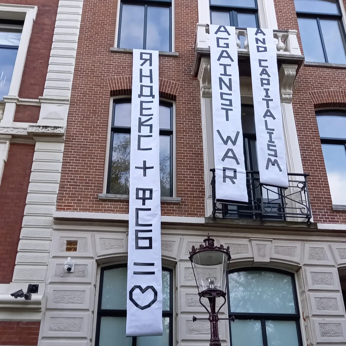 Фото: плакаты, вывешенные на здании после захвата сквоттерами/соцсети