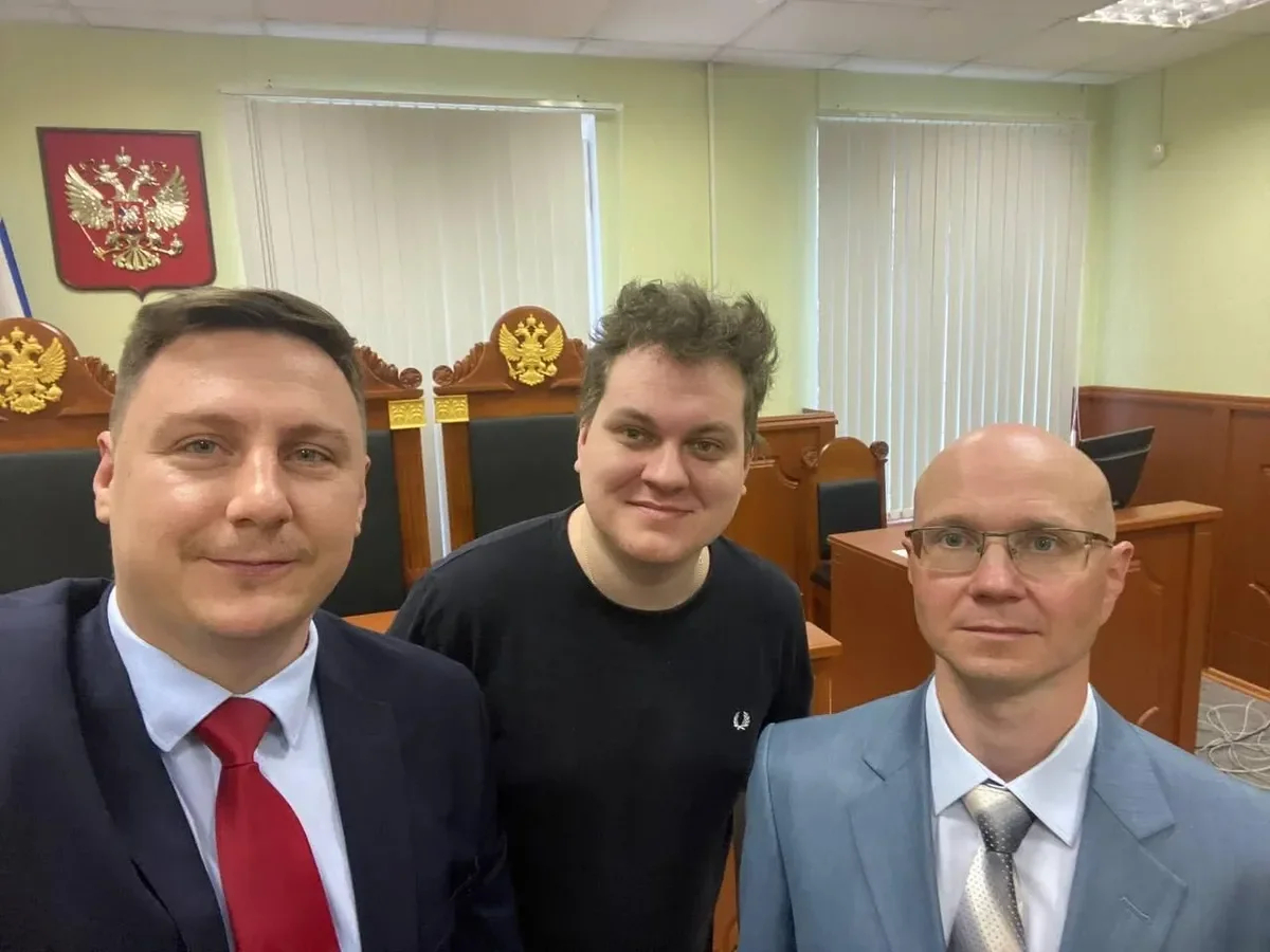 Attorney Aleksandr Peredruk, Yury Khovansky and attorney Nikita Timofeev. Photo by Pavel Chikov