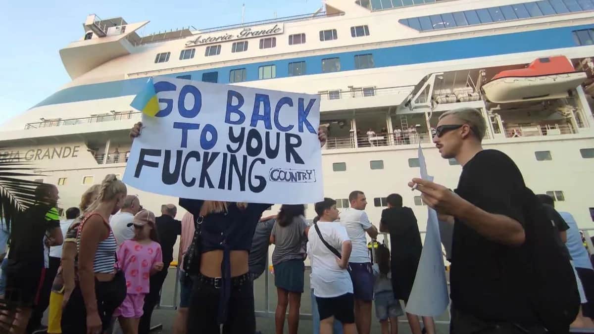 Акция протеста в порту Батуми, куда прибыл круизный лайнер Astoria Grande с российскими туристами. Фото: Telegram