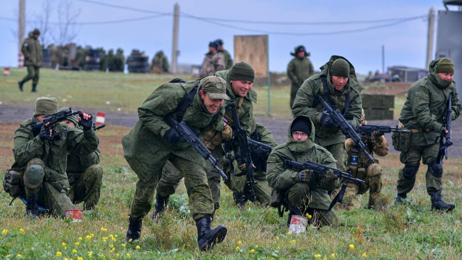 Российские военнослужащие на занятиях по боевой подготовке на полигоне. Ростовская область. 21 октября 2022 года. Фото: Аркадий Будницкий / EPA