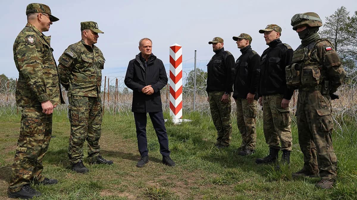Премьер-министр Польши Дональд Туск осматривает границу с Беларусью в Озеранах-Вельки, восточная Польша, 11 мая 2024. Фото: Pawel Supernak / EPA-EFE