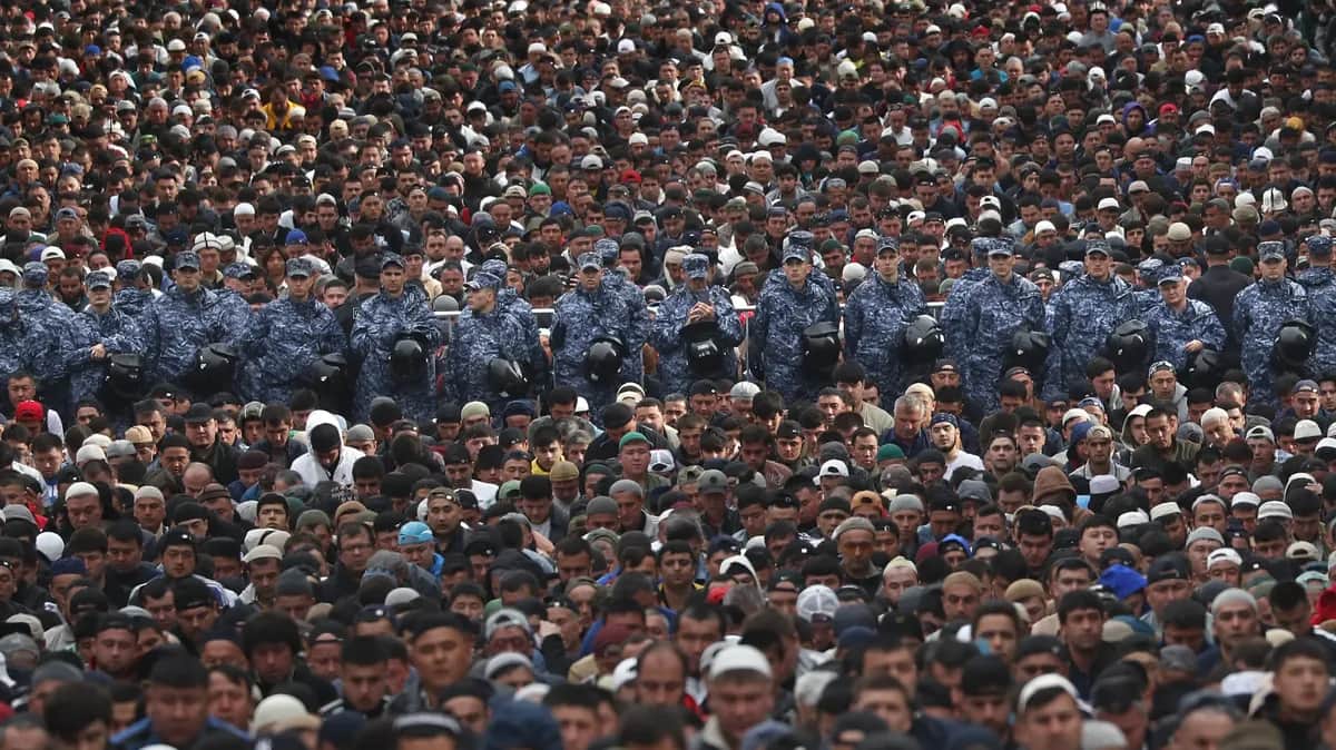 Police officers stand guard while Muslims attend morning prayers to celebrate Eid al-Adha near the Moscow's Sobornaya Mosque, 28 June 2023. Photo: EPA-EFE / MAXIM SHIPENKOV