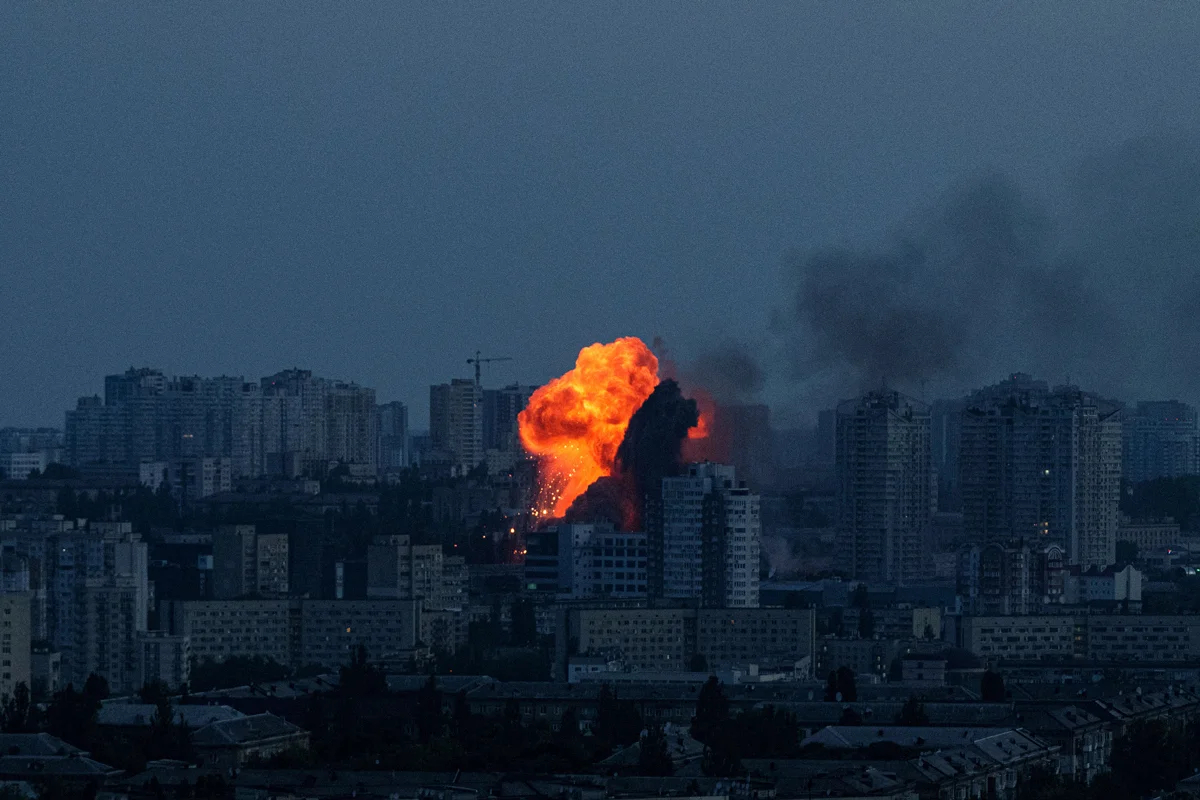 Взрыв после российского удара по Киеву, 6 июня 2025 года. Фото: Evgeniy Maloletka / AP Photo / Scanpix / LETA