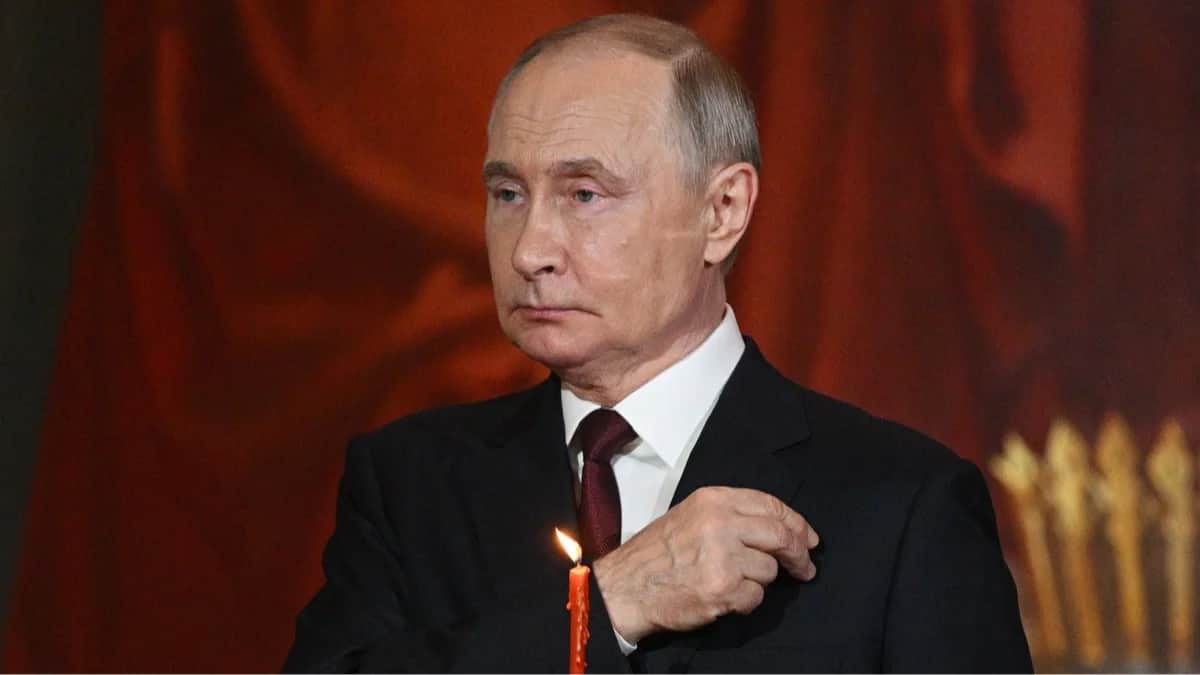 Владимир Путин на праздничном пасхальном богослужении в храме Христа Спасителя в Москве, 20 апреля 2025 года. Фото: Рамиль Ситдиков / Спутник / Kremlin / EPA