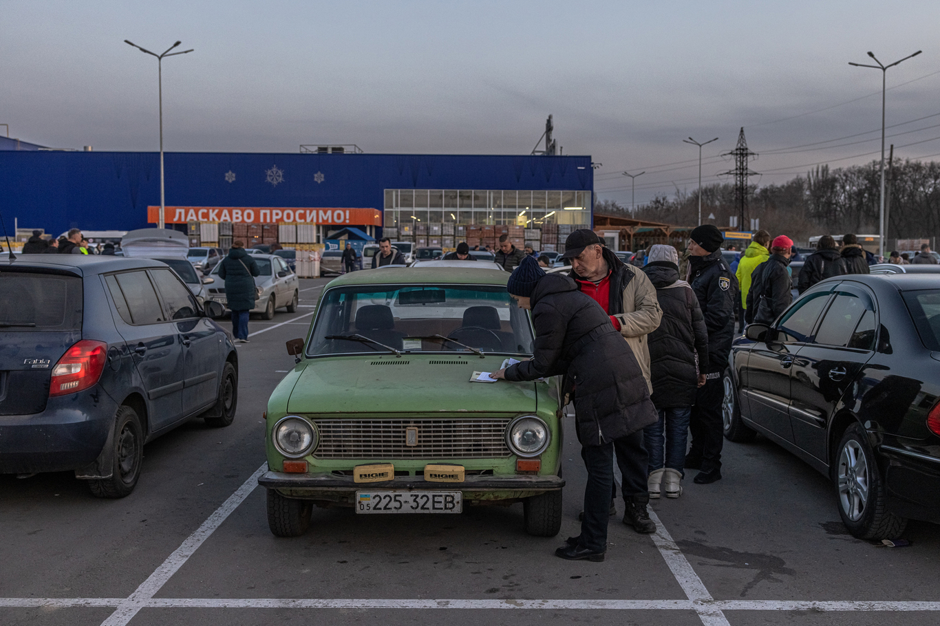 Жители окруженного Мариуполя и оккупированного Мелитополя прибывают на эвакуационный пункт. Запорожье, Украина. 25 марта 2022 года. Фото: Roman Pilipey / EPA