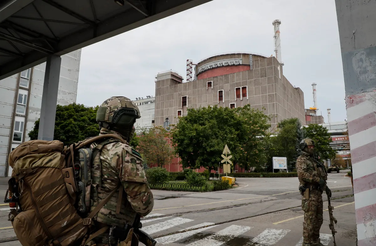 Российские военнослужащие, Запорожская АЭС, Энергодар. Фото: EPA-EFE/YURI KOCHETKOV