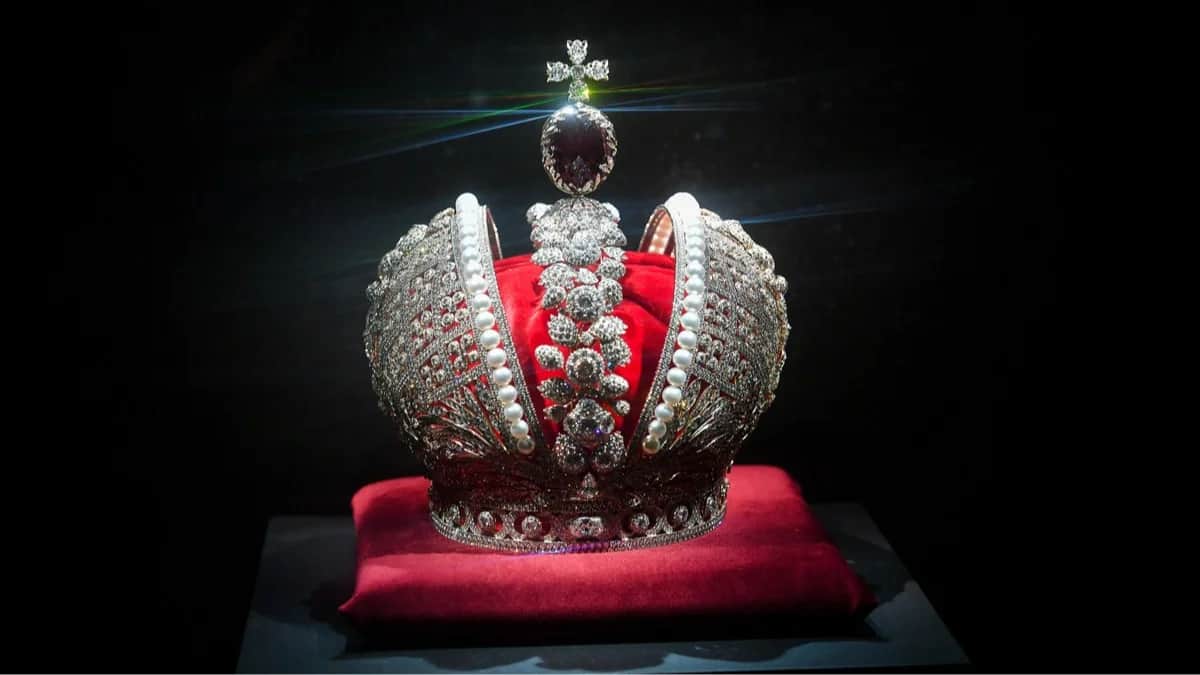 Реплика Большой императорской короны на выставке в Государственном историческом музее, Москва, 3 октября 2023 года. Фото: Сергей Киселев / АГН «Москва»