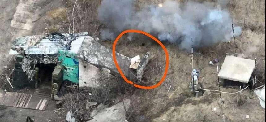 Скриншот из видео с украинского беспилотника, участвовавшего в ударе по российской позиции на территории Украины, на котором выделен терминал Starlink. Фото: defenseone.com