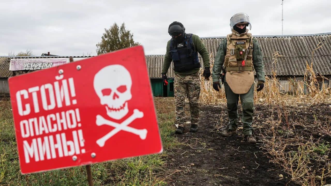 A sign reading “Stop! Danger! Mines!” during an inspection of a residential area by a demining team for unexploded ordnance in Russia’s Kursk region, 17 October 17 2024. Photo: Mikhail Klementyev / TASS / Profimedia.