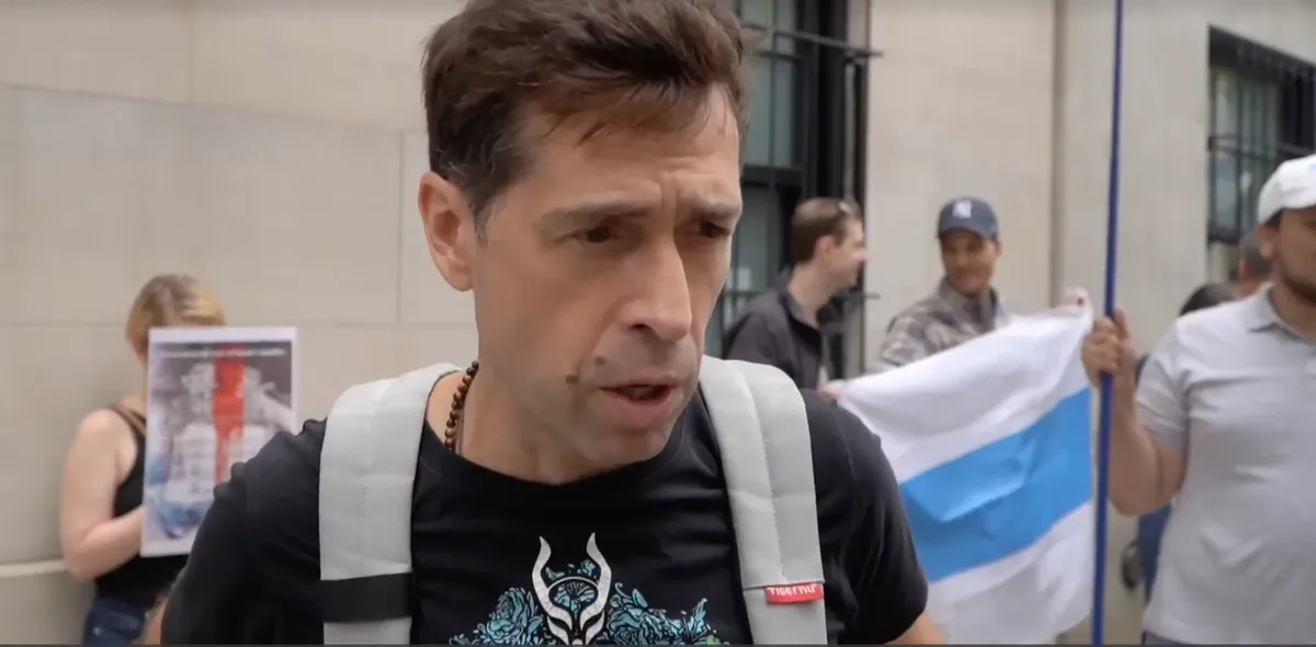 Максим Покровский на митинге против вторжения в Украину у здания российского Генконсульства в Нью-Йорке. Фото: скрин видео