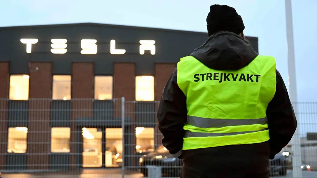 Эмма Ханссон, председатель профсоюза рабочих IF Metall Stockholms län, в жилете пикетчика стоит возле сервисного центра Tesla в Зегельторпе, Швеция. Фото: PA-EFE/Jessica Gow SWEDEN OUT