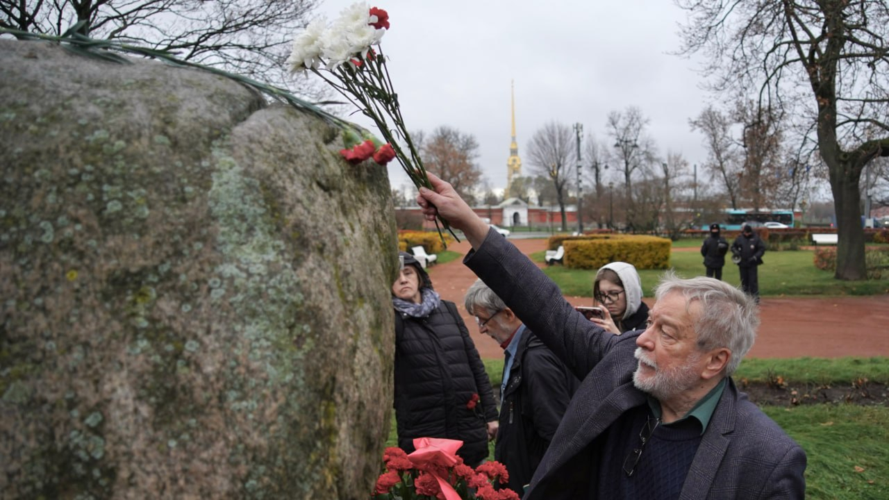 Возложение цветов к Соловецкому камню в Санкт-Петербурге. Фото: «Бумага»