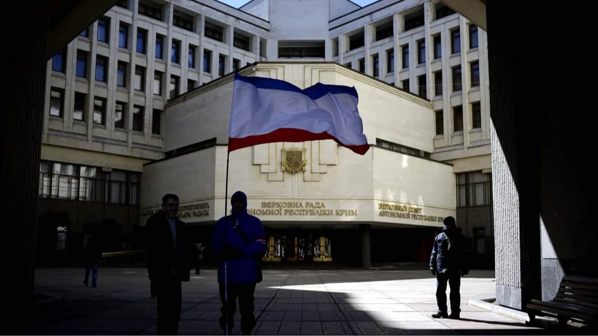 Люди с флагом Крыма перед зданием парламента в Симферополе, 17 марта 2014 года. Фото: Jakub Kaminski / EPA