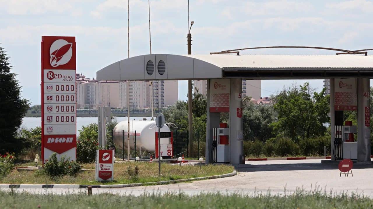 An empty gas station in Yevpatoria, Crimea. 22 June 2026. Photo: Alexey Pavlishak / Reuters / Scanpix / LETA