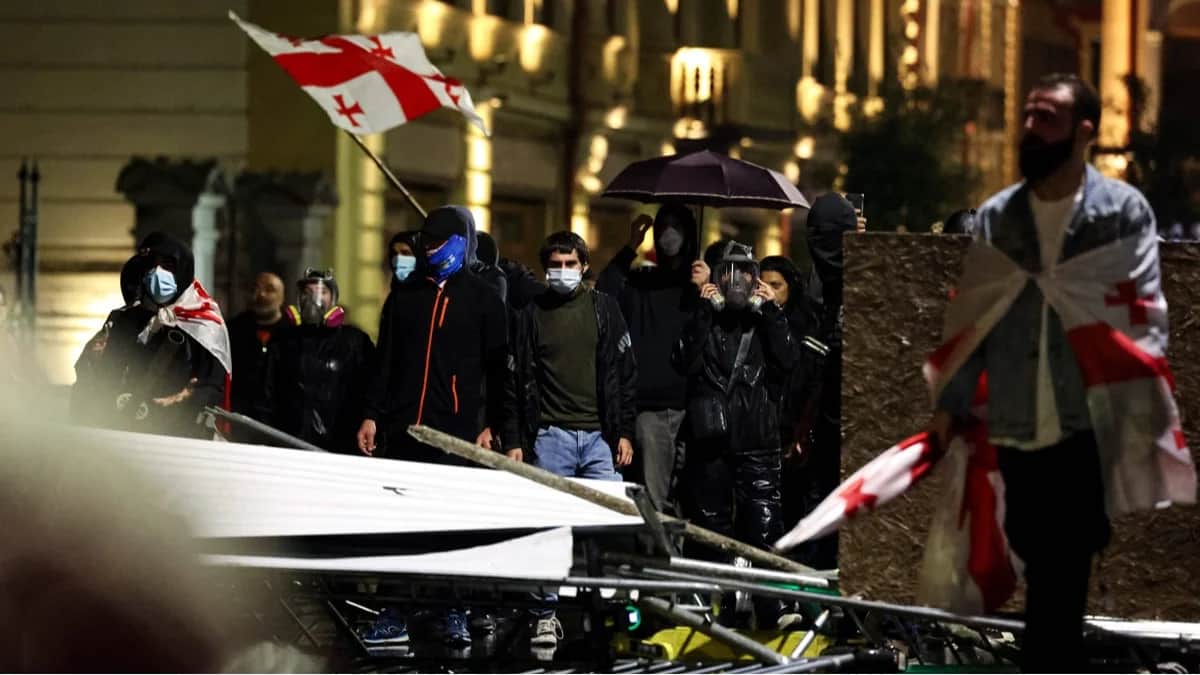 Протестующие сталкиваются с силовиками во время митинга в центре Тбилиси, Грузия, 4 октября 2025 года. Фото: Giorgi Arjevanidze / AFP / Scanpix / LETA