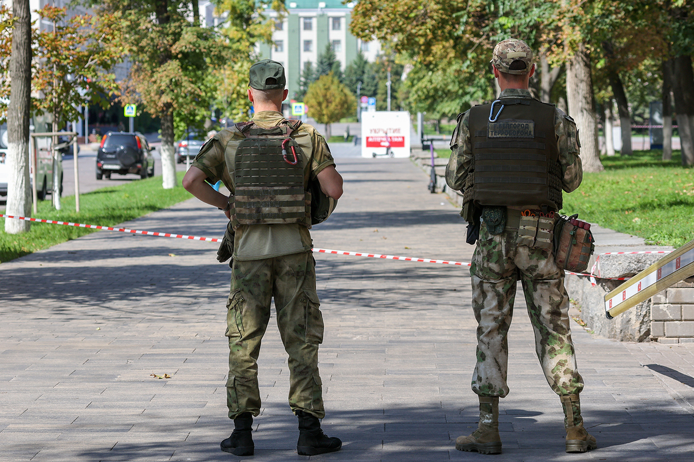Военнослужащие на месте удара украинского беспилотника. Белгород, Россия. Фото: Антон Вергун / TASS / Scanpix / LETA