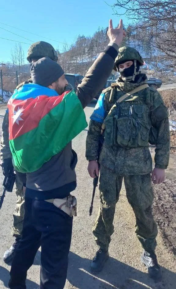 Российский миротворец и азербайджанский «эколог», показывающий знак турецкой националистической организации «Серые волки». Лачинский коридор, декабрь, 2022 г. Фото: Telegram