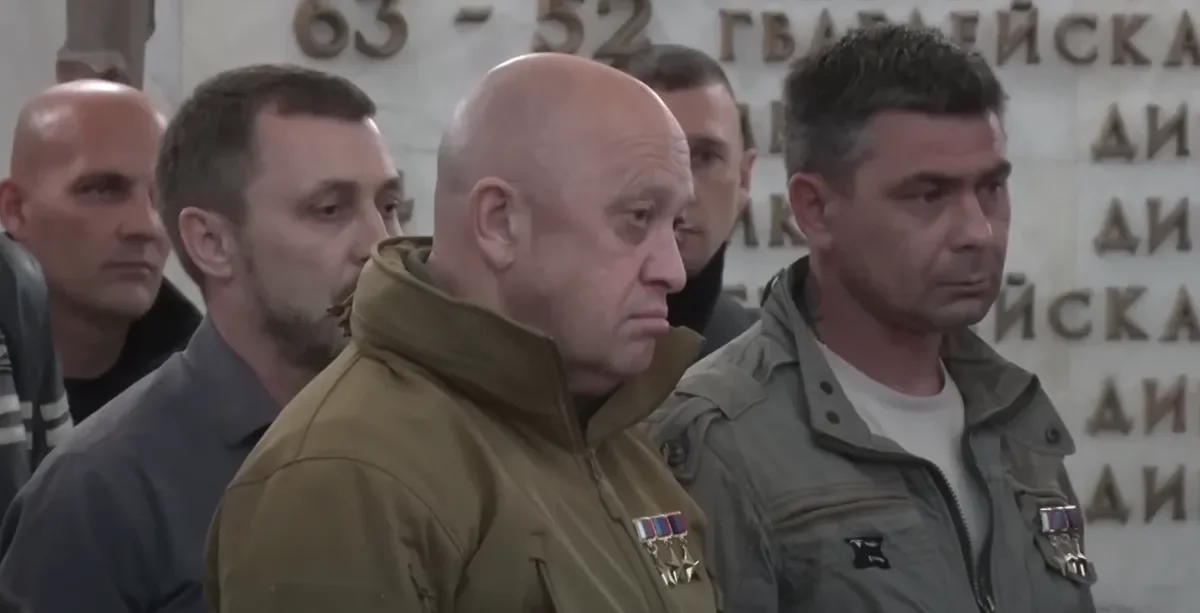 Yevgeny Prigozhin and Anton Yelizarov at the funeral of Alexey Nagin. Photo: video screenshot