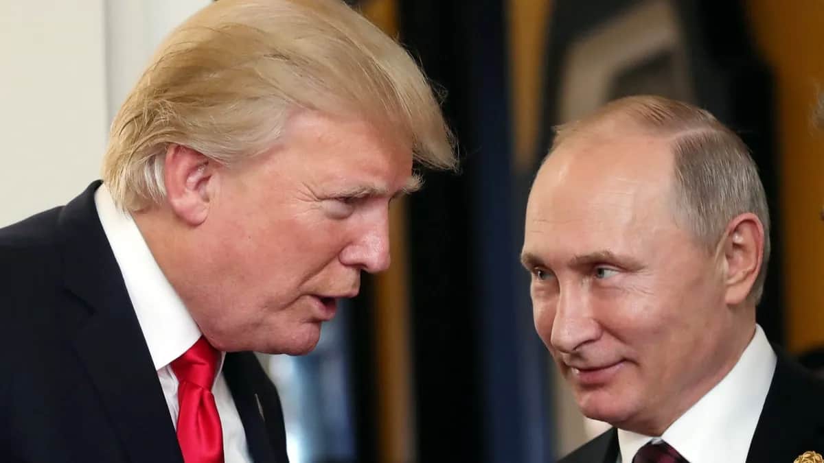 Vladimir Putin and Donald Trump talk at the 25th Asia-Pacific Economic Cooperation summit in Da Nang, Vietnam, 11 November 2017. Photo: EPA/MIKHAIL KLIMENTYEV/SPUTNIK/KREMLIN POOL