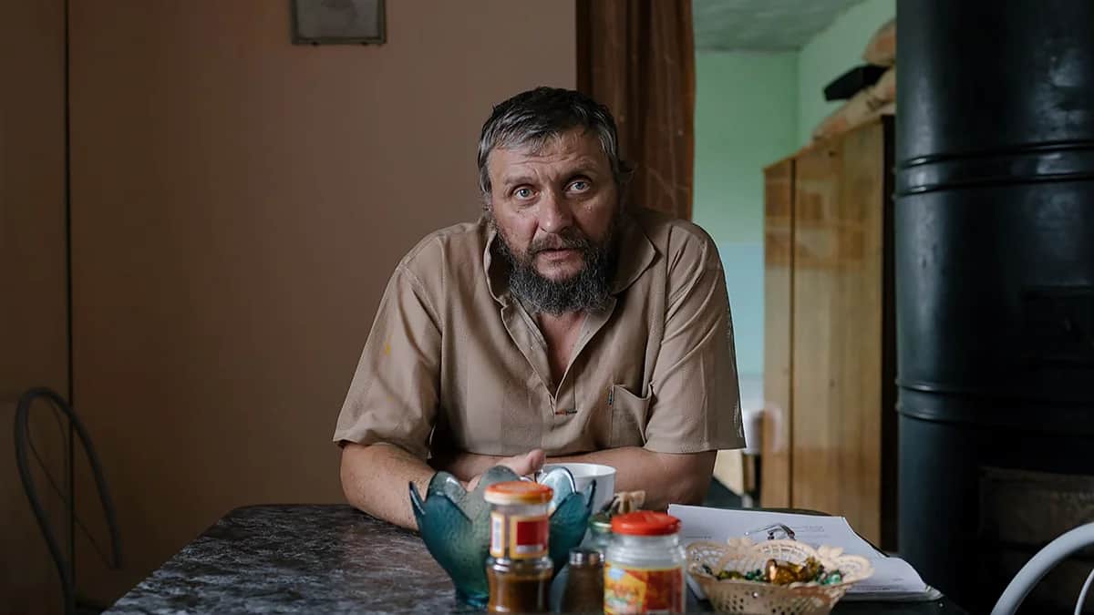 Эдуард в своем доме. Фото: Ксения Булавинцева