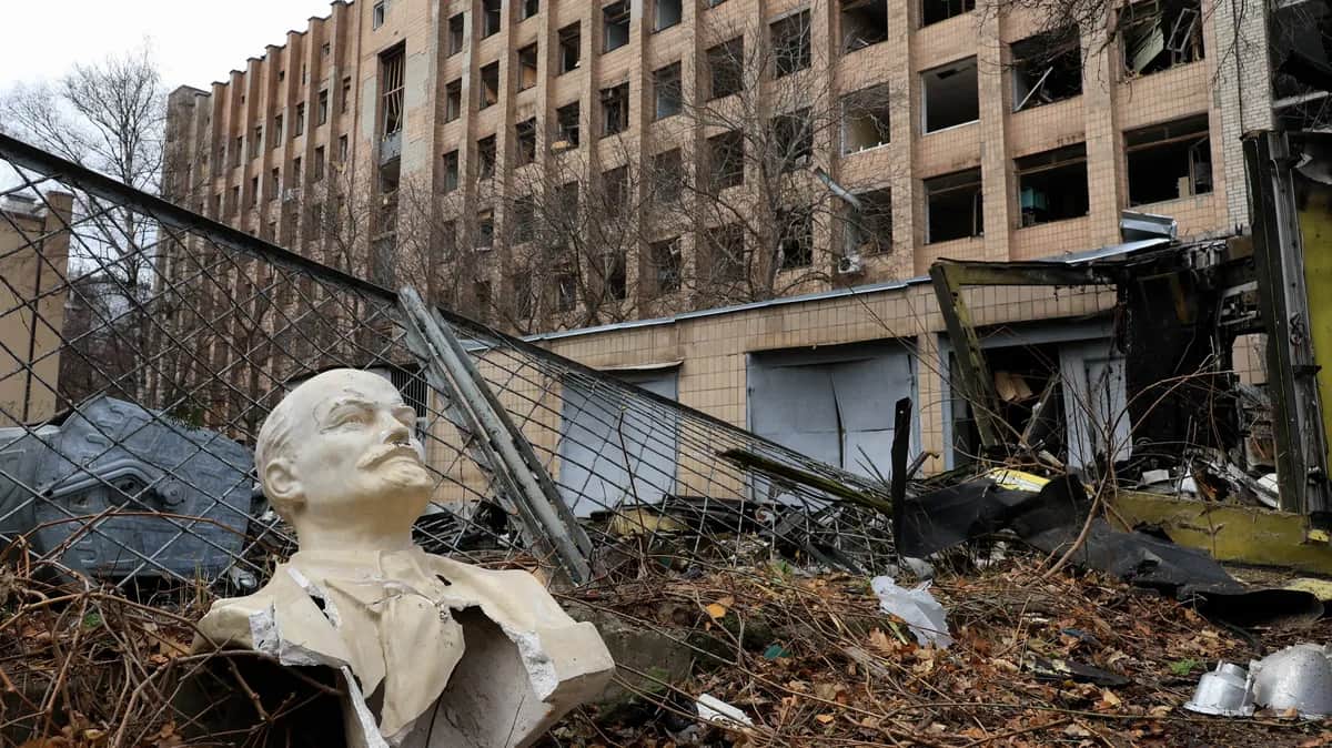 A bust of Lenin is among debris at the site of a missile strike that on Ukraine’s second city Kharkiv, 25 November 2024. Photo: EPA-EFE / SERGEY KOZLOV