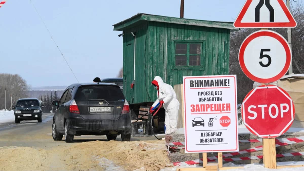 Дезинфекция автомобиля в селе Верх-Ирмень во время карантина, Новосибирская область, 17 марта 2026 года. Фото: Александр Кряжев / Спутник / Imago Images / Scanpix / LETA